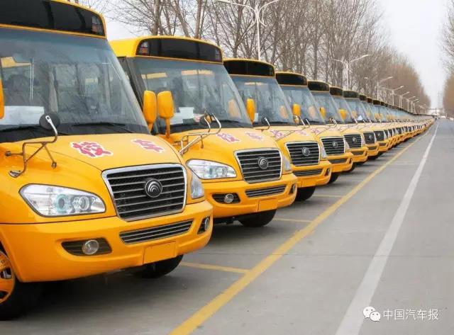 誰(shuí)攔了校車(chē)的路？