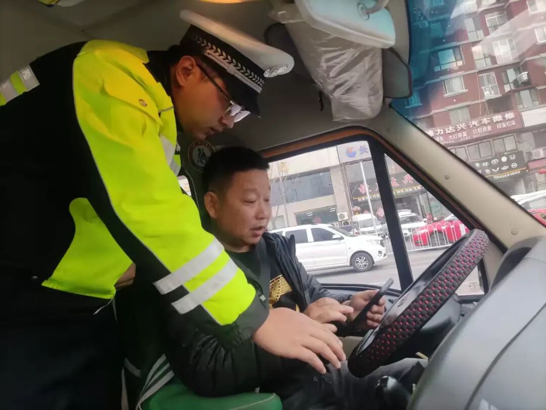 文明交通 禮行天下 | 護(hù)航“上學(xué)路”！本溪交警擰緊校車(chē)安全閥