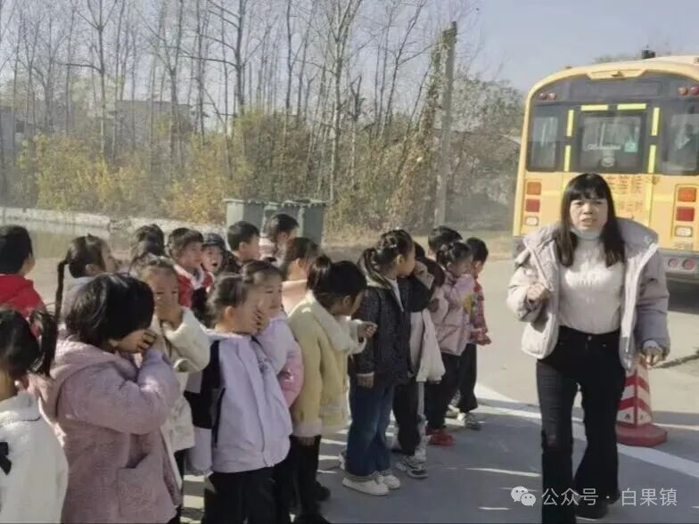 “小手拉大手·平安校車行”——麻城市第二幼兒園白果園區(qū)校車安全應(yīng)急演練紀(jì)實(shí)