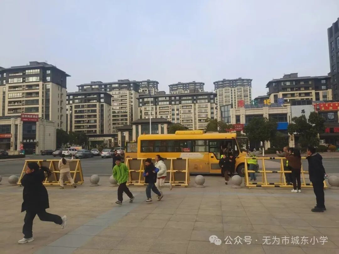 無(wú)為市城東小學(xué)開(kāi)展校車(chē)突發(fā)事故應(yīng)急疏散演練