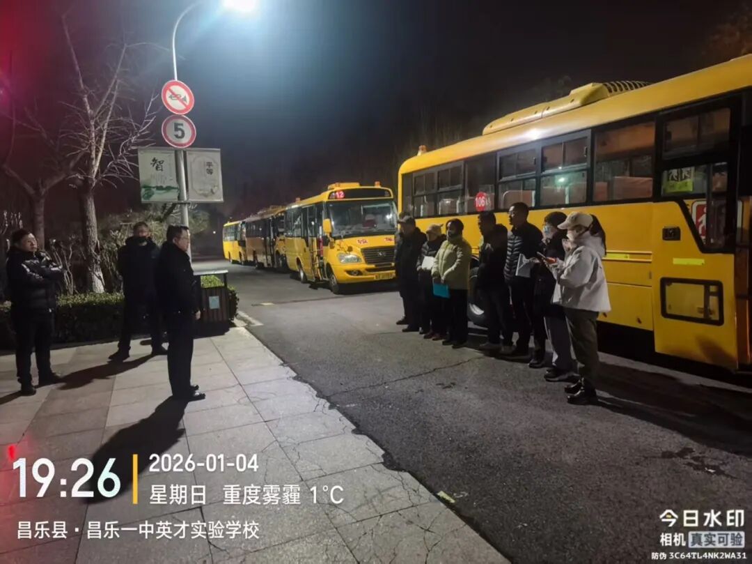 護(hù)學(xué)子平安出行  解家長(zhǎng)接送之憂——昌樂(lè)一中英才實(shí)驗(yàn)學(xué)校校車(chē)服務(wù)暖心啟航