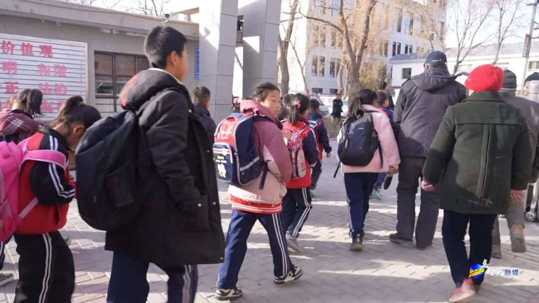 投入95.8萬元！好消息！嘉峪關(guān)這248名學(xué)生可以免費(fèi)乘坐校車~
