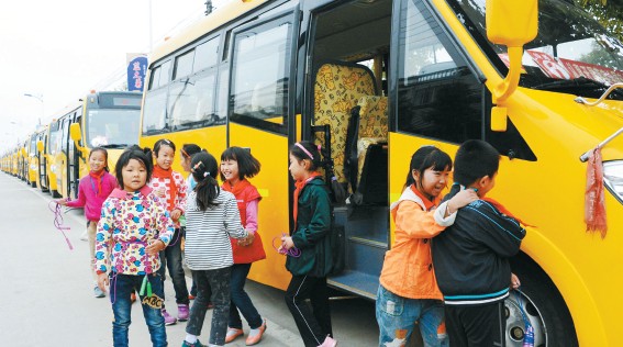 能夠乘坐舒適的校車上學(xué)，高店鄉(xiāng)中心小學(xué)的孩子們很是開心。