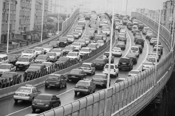 開學(xué)首日,校車堵得遲到了