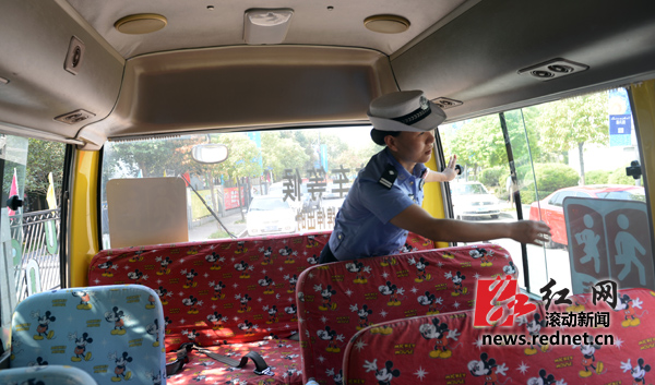 (8月13日，長沙珠江花城小區(qū)，交警正在對該小區(qū)內(nèi)一家幼兒園校車進行安全檢查。圖/滾動新聞記者 陳勇)