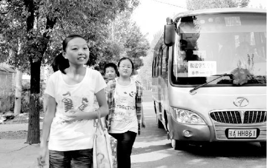 江夏“校車”復(fù)出 3000學(xué)生乘車不再愁