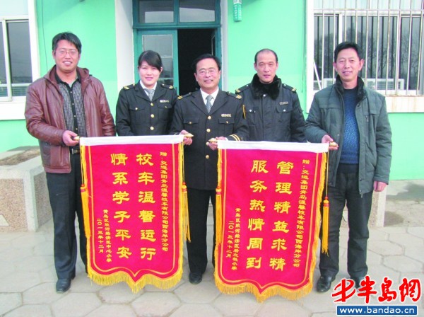 山東青島：溫馨校車膠河路隊(duì)全體工作人員自掏腰包修路