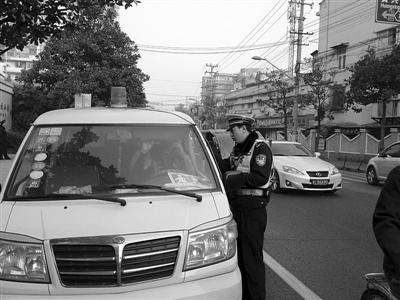 上海：市民舉報(bào)闖燈 校車司機(jī)下崗