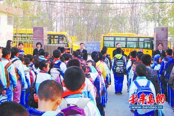 校車司機(jī)及照管員獻(xiàn)愛心 4個孩子免費(fèi)坐校車