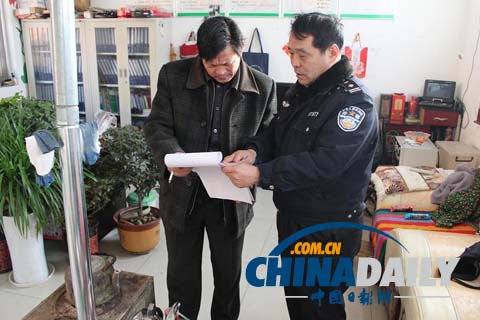 山東：河?xùn)|交警開展“零容忍”校車安全大檢查行動