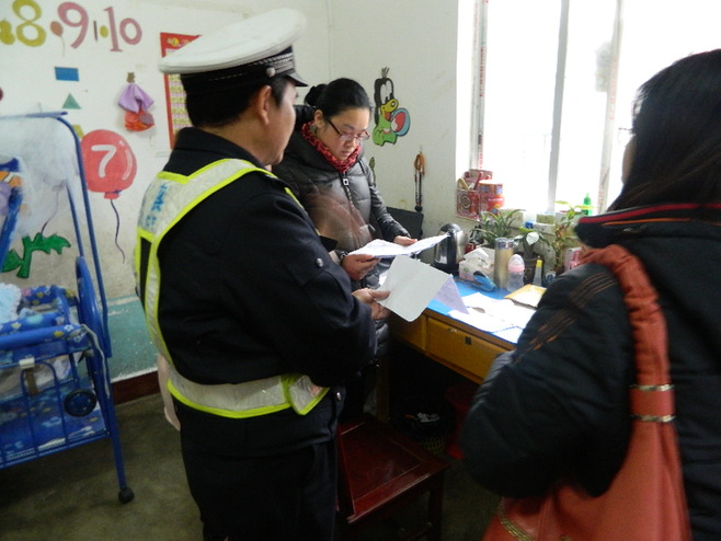 大新交警嚴(yán)查“黑校車”交通違法行為