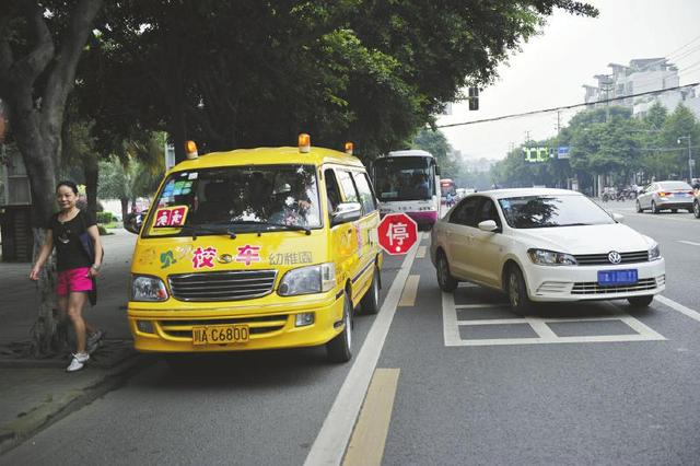成都迎校車(chē)改制期限 部分校車(chē)或因?qū)徟贿^(guò)停駛(圖)