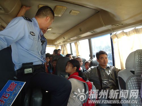無駕駛資質(zhì)且存在超員 男子開黑校車被罰款1萬元
