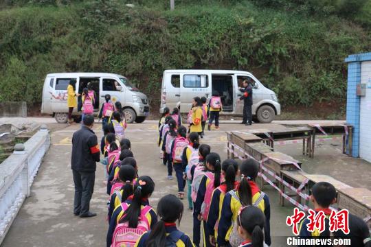 四川納溪規(guī)范農(nóng)村學生出行 客運車“兼職”校車