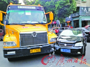 小車猛撞中小學(xué)校車 還好學(xué)生未傷