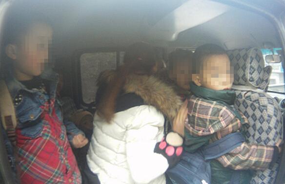 圖為民警查獲嚴(yán)重超載的非法校車（如采用圖片請(qǐng)蒙蔽幼兒正面的面部）；攝影：向竹筠