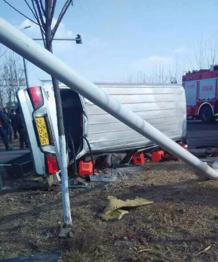 天津一校車發(fā)生車禍側(cè)翻 傳2名兒童當(dāng)場死亡