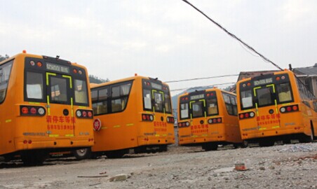 3個月過去了 50輛溫嶺校車仍然還在稽東鎮(zhèn)停著