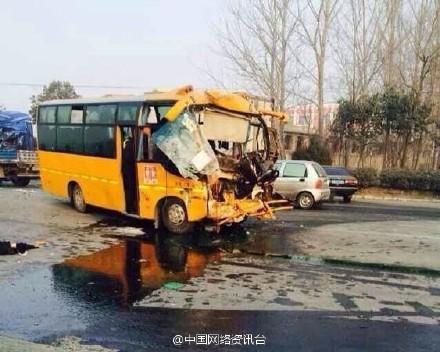 山東蘭陵一輛載33名學生校車發(fā)生事故 致1死6傷