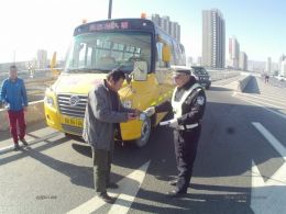 查校車(chē)