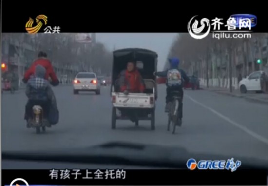 德州:違規(guī)校車被取締學(xué)生無車上學(xué)校方稱沒資金買