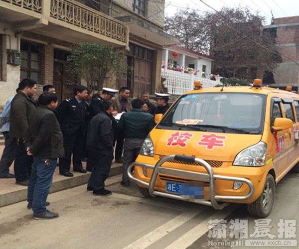 圖為隆回交警查獲的超員校車_副本.jpg