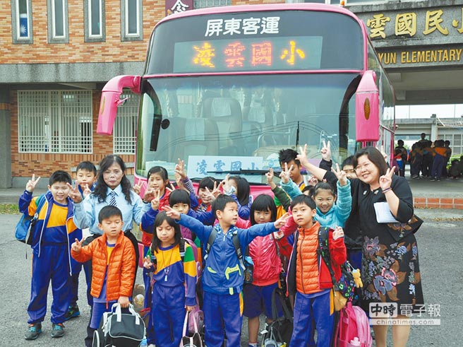 師法外國(guó)學(xué)校，凌雲(yún)國(guó)小將公車(chē)作為學(xué)童交通車(chē)。（林和生攝）