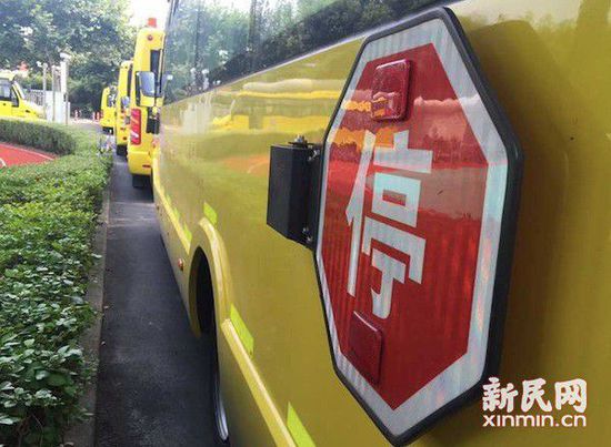 圖說：一輛車的“停”車標志無法翻起，被警察發現。新民晚報新民網記者