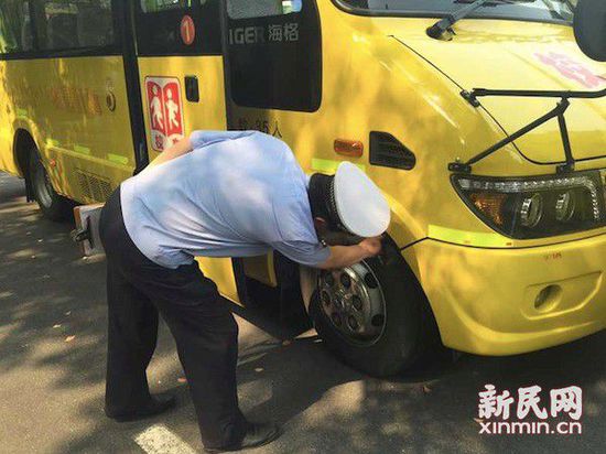 圖說：在新學期即將開學之際，徐匯公安分局交警支隊對轄區內的270余輛校車進行安全隱患大排查。新民晚報新民網記者胡彥珣