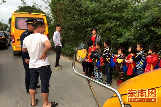 校車(chē)超載存安全隱患 詔安交通執(zhí)法及時(shí)查處糾正