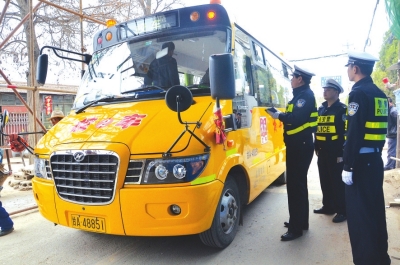 新疆奎屯市：強(qiáng)化校車安全管理，確保學(xué)生出行安全