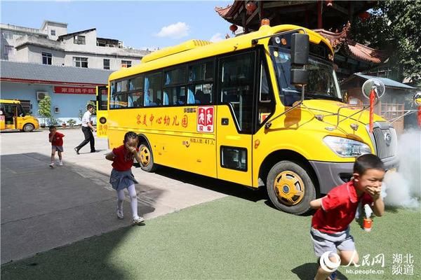 強(qiáng)化幼兒園校車(chē)安全培訓(xùn)，預(yù)防夏季高溫突發(fā)事件