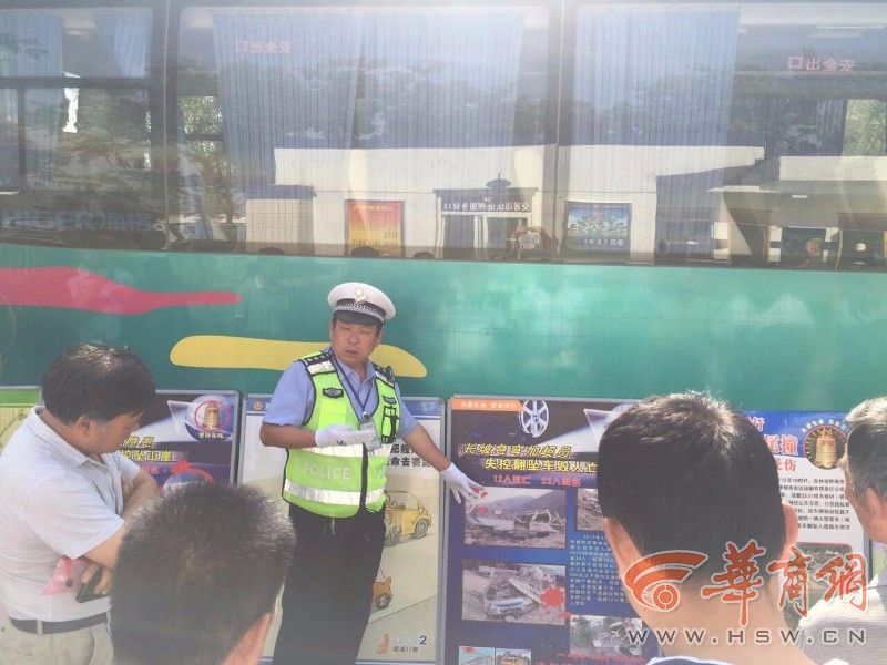 當日上午，交斜中隊召集轄區各幼兒園負責人及校車駕駛員共40余人，參加了安全教育宣傳大會。會上，民警通過視頻介紹了黑校車存在的安全隱患，以及近年來由于交通事故引發的群死群傷事件及校車亡人事故案例。