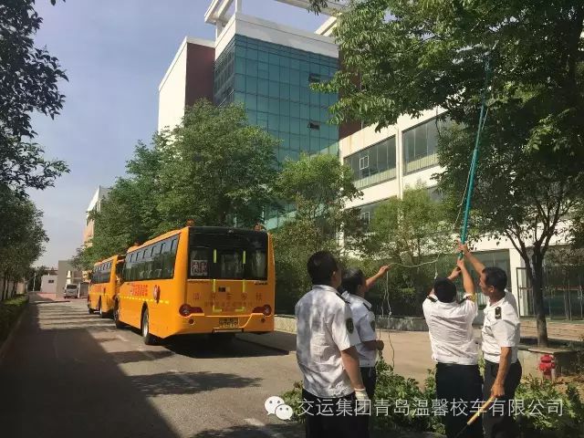 校車司機(jī)做“園丁”保障校車安全性