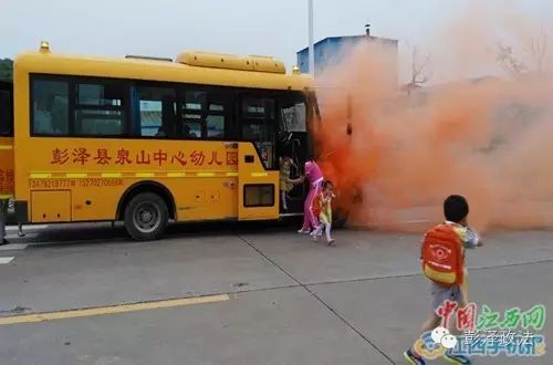 保障幼兒園校車的安全，江西彭澤縣舉行“校車安全大講堂”活動(dòng)