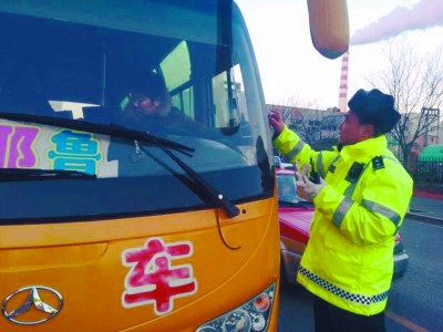 11月28日，市公安局交通警察局開(kāi)展了校車(chē)違法行為專(zhuān)項(xiàng)整治行動(dòng)。利用早晚接送學(xué)生的高峰時(shí)段，在全市范圍內(nèi)設(shè)置34處學(xué)校周邊固定整頓組、50組巡邏管控組，全面對(duì)校車(chē)超員、超速、涉牌涉證等交通違法行為進(jìn)行集中整治。整治行動(dòng)當(dāng)日，共計(jì)查獲校車(chē)各類(lèi)交通違法行為30起，扣留非法營(yíng)運(yùn)黑校車(chē)3輛。