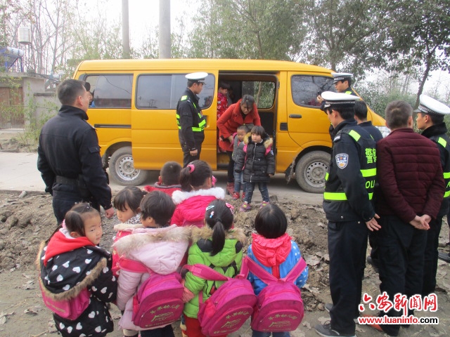 安徽壽縣一校車核載14人竟擠進(jìn)37人！校車安全何時(shí)得到重視！