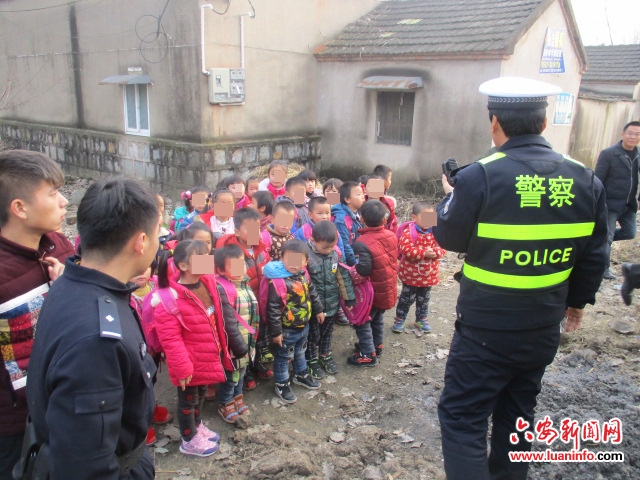安徽壽縣一校車核載14人竟擠進(jìn)37人！校車安全何時(shí)得到重視！