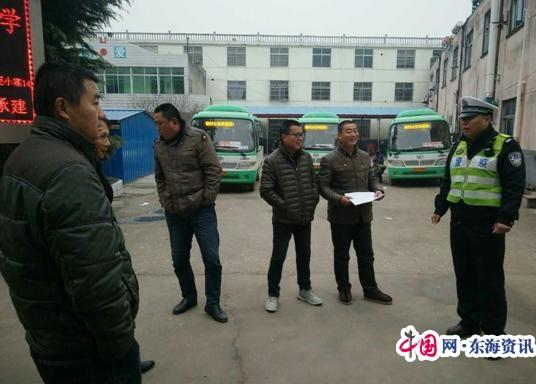 分界交警中隊(duì)檢查校車保安全運(yùn)行(圖)