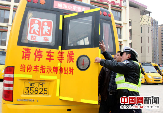 2月7日，安徽省全椒縣公安局民警在檢查校車的應急門是否能夠正常打開。