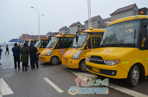 鷹潭交警查處3宗校車(chē)違法行為 與駕駛員簽訂30余份責(zé)任狀