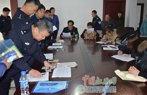 鷹潭交警查處3宗校車(chē)違法行為 與駕駛員簽訂30余份責(zé)任狀