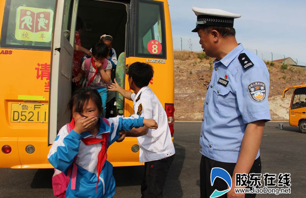 萊陽交警組織師生開展校車逃生演練