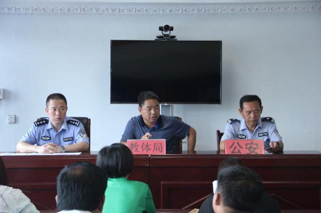 河南省民權(quán)交警大隊聯(lián)合教育局召開校車約談講評會