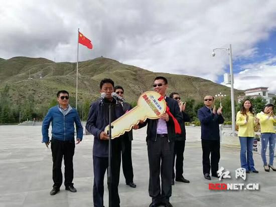 長沙愛心企業(yè)向貢嘎捐贈校車 結(jié)束當(dāng)?shù)責(zé)o專用校車歷史