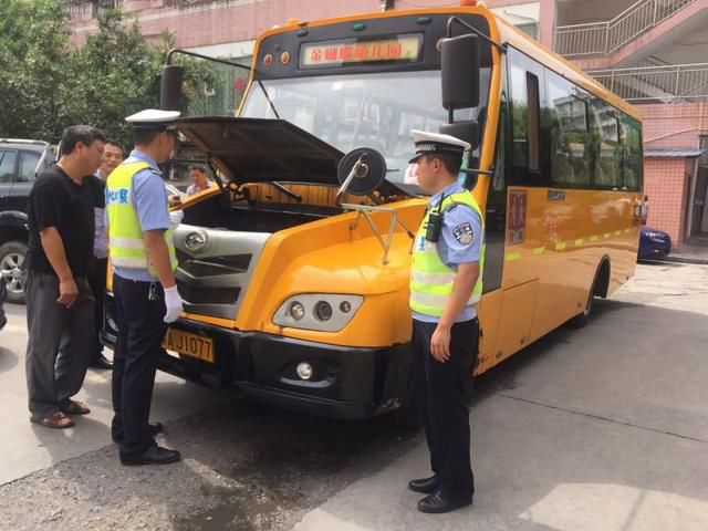 重慶市交巡警總隊(duì)開(kāi)展校車專項(xiàng)整治活動(dòng)