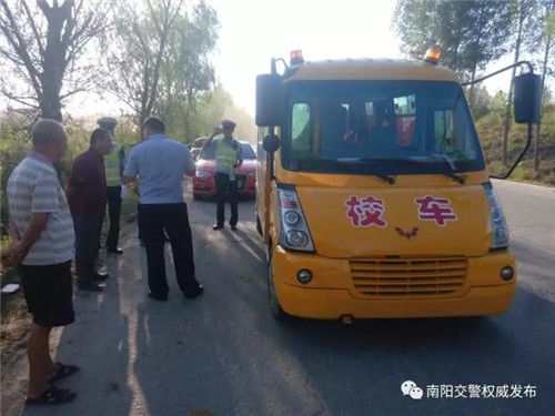 河南南陽(yáng)：前后查獲兩輛超員幼兒園校車(chē)均來(lái)自統(tǒng)一學(xué)校