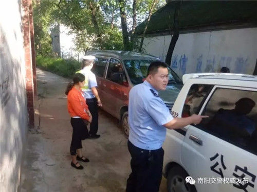 河南南陽(yáng)：前后查獲兩輛超員幼兒園校車(chē)均來(lái)自統(tǒng)一學(xué)校