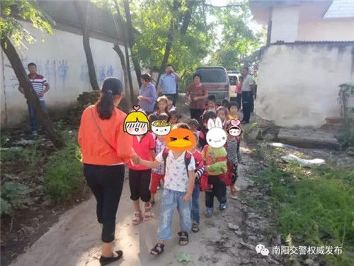 河南南陽(yáng)：前后查獲兩輛超員幼兒園校車(chē)均來(lái)自統(tǒng)一學(xué)校