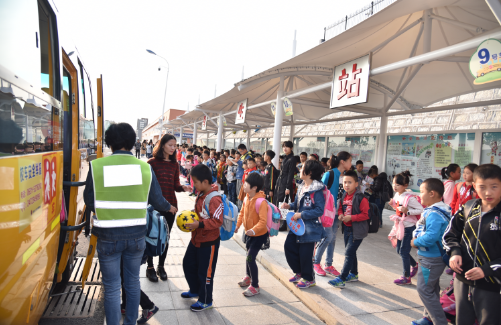 有了這學(xué)生站臺(tái)，孩子們坐校車就更安全了